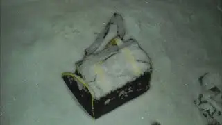 В зимнюю стужу мужчина обнаружил сумку в снегу, заглянув в неё, он опешил, просто невероятно