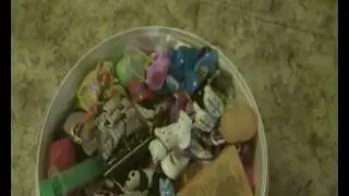 у меня целое ведро игрушек незнаю кто подарил