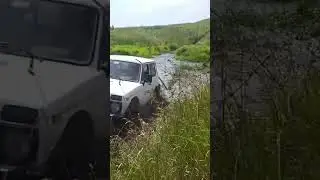 Нива едет через брод #automobile