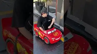 Pidiendo comida en el RAYO MCQUEEN