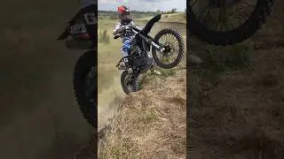Илюха на Kews залетает увереннно в гору 💪🏻 #enduro #trenirovka #ternovka #bike #kews #мото #shorts
