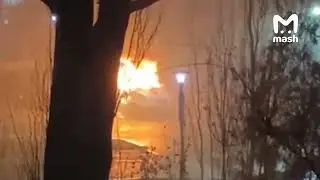 Митингующие в Алматы раскачивают полицейский фургон, потом его сожгли