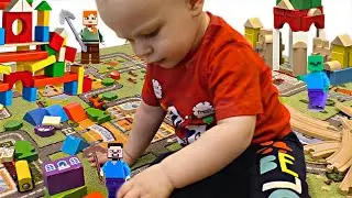 Малыш Саша Играет В кубики и строит Высокие Башни