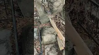 Что осталось от кладбища немецких колонистов в Новосаратовке? Обломки среди православных могил. СПБ.