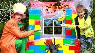 Максим играет с мамой и  ремонтирует домик для детей