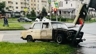 Малолетки разбили ВАЗ шестерку на пешеходном переходе снесли светофор