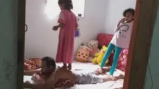 Tasya dan tiara pijat papanya tasya pakai kaki injak injak bikin senang
