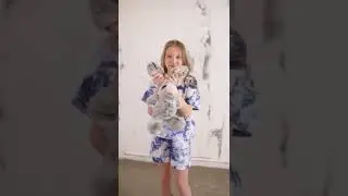 Мягкая игрушка Зайчик шиншилла из натурального меха Морозко от Holich с розовым носом и девочкой