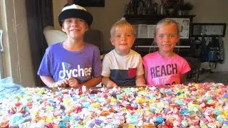 🍬KIDS GET TONS OF CANDY AT PARADE🍭🍫 | PARADE CANDY HAUL | DYCHES FAM