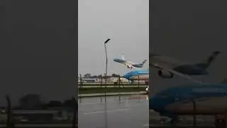 Boeing 757-200 passes extremely low #aviation #boeinglovers #takeoff #boeing #boeing757