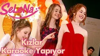 Kızlar karaoke yapıyor