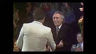Иосиф Кобзон поздравляет Николая Сличенко, 1984