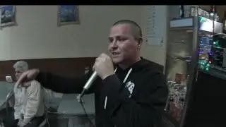 Гуляем в баре / Славик поёт в караоке и танцуем