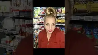 Разные люди в очереди на кассе в магазине.