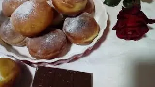 Брзи крофни со чоколадо совршен доручек или десерт.Donuts with chocolate with breakfast and desert.