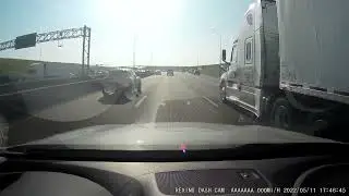 5/11/2022 - Nissan cutting across to exit