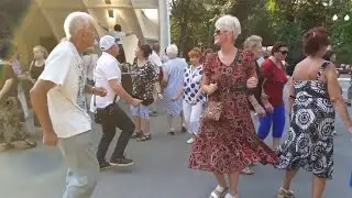 ЗАМАНИЛА, РАЗДРАЗНИЛА!👍🙂/СУПЕР ПЕСНЯ И ЗАЖИГАТЕЛЬНЫЕ ТАНЦЫ В ПАРКЕ ГОРЬКОГО ХАРЬКОВ АВГУСТ 2021