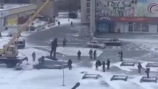 Установка памятника Мальцеву в Кургане