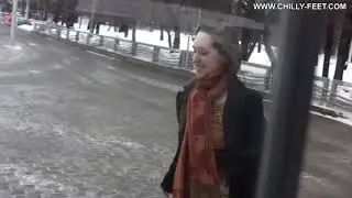 Оля бегает по снегу босая