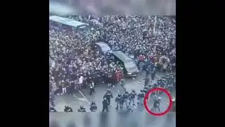 Rus etirazçı polisə görün nə etdi!