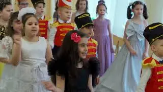 «Уходим в школу». Сл. и муз. Л. Мочаловой. Песня на выпускном в детском саду.