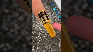 I tried to get the waiters attention by blinking in morse code 🟡⚫️ Yellow & Black Snake Print Nails