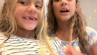 As meninas brincando de boneca.
