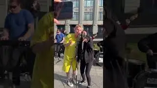 Даня и Амина ПОЮТ вживую на УЛИЦЕ ♥️🎶