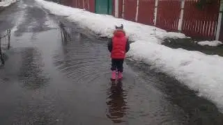 Весна пришла! Пускаем кораблики в луже))
