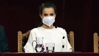 Doña Letizia recupera el look oversize y sostenible con el que comenzó 2021