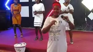 Pregnant woman praises the lord(1)