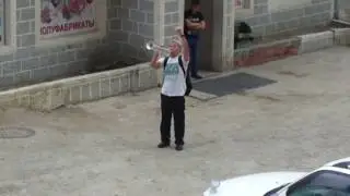 Мужик красиво играет Катюшу на трубе! Учитесь зарабатывать деньги!
