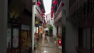 🍀這是今天19號的場景，典型吳儂軟語的氛围：小街微巷，青磚黑瓦，窄道小店，雨傘紫藤；置身其中並無壓迫感，有的是精緻、帶有質感油畫般的妙境。人生就是這樣，無論你在哪裡，你感受到什麼，在你心裡就是什麼～