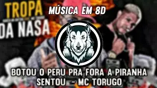 BOTOU PERU PRA FORA A PIRANHA SENTOU - MC TORUGO - Música em 8D (OUÇA COM FONE)