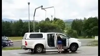 Женщина на автомойке самообслуживания