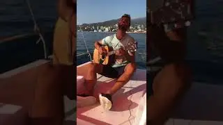 Песня под гитару в море на катамаране