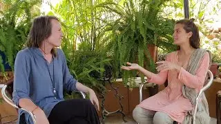 Een interview met Sanoja en Krishnabai over de 'Moojibaba's Dancing Joy' video