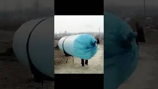 Что это? Что это за мешок несет женщина?
