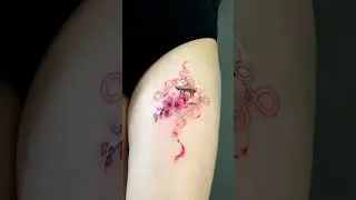 Тату на бедре для девушки - китайский мотив. Красивая татуировка в цвете от мастера KotTattoo Studio
