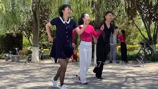 滨芳兄妹和开心美女舞一曲当前最🔥广场舞《大叔》，真开心！