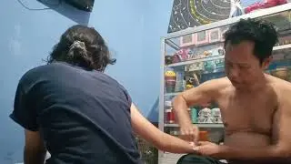 Pijat refleksi tangan anak remaja.