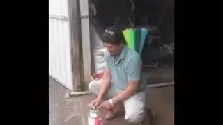 OMG Video | कोबरा सांप को पकड़ने गए  शख्स को कोबरा ने काटा | Cobra Bites