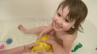 Алиса лопает шарики с водой Изучаем разные цвета