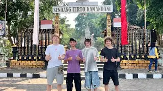 Dİ INDONESIA COWOK BULE RUSIA PENGEN BERENDAM Dİ AIRPANAS ! BATU MALANG