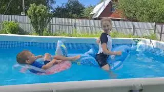 Наташа и Миша бассейн