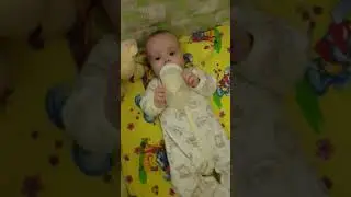 Держим бутылочку