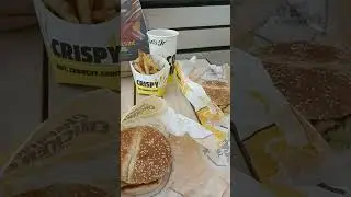 Cuánto cuesta en el aeropuerto una hamburguesa? #youtubeshorts #guadalajara #carl'sjr #shorts