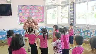 Head Shoulders Knees and Toes cover song activity with K1