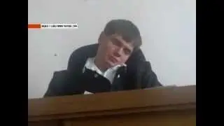 Мценский судья спит на суду