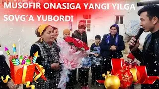 YANGI YILGA RASIADAN ONAXONGA SOVG'A KELDI, MUSOFIRNING ONASI BU MENING ONAM ZO'R TV БУ МЕНИНГ ОНАМ